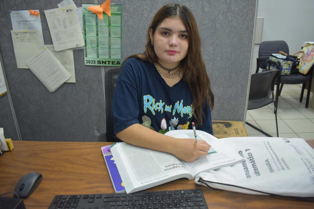 Joven colombiana concluye sus estudios básicos en el ICHEA de Ciudad Juárez