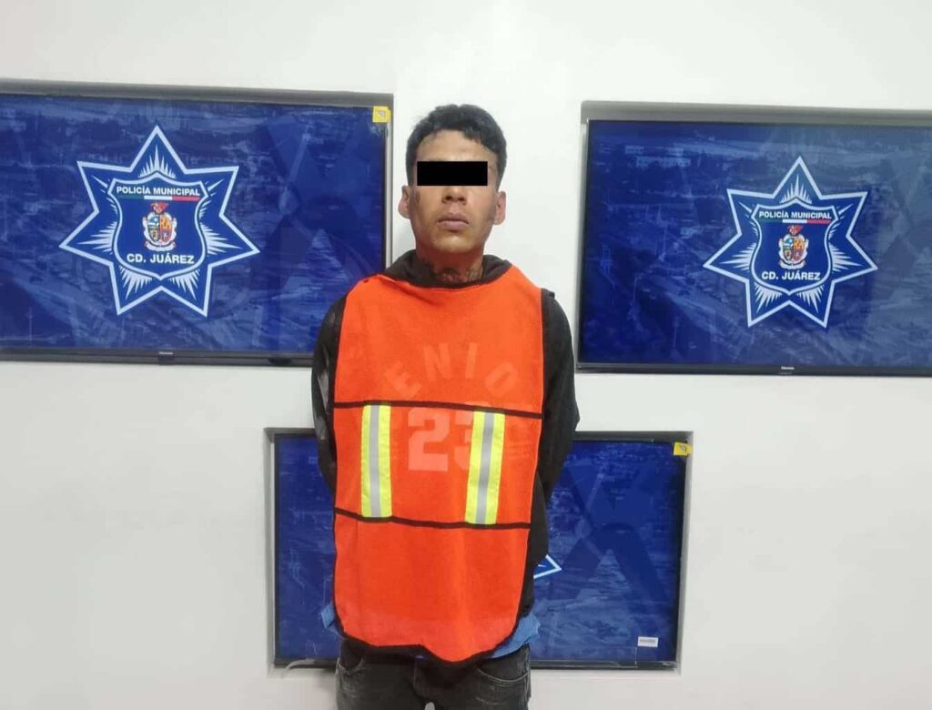 Detienen a hombre de 25 años acusado de golpear a su madre