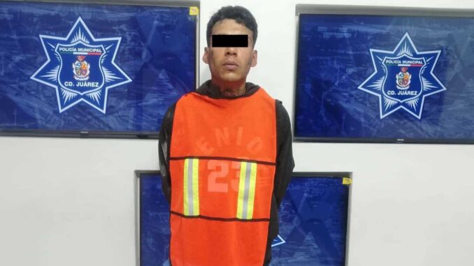 Detienen a hombre de 25 años acusado de golpear a su madre