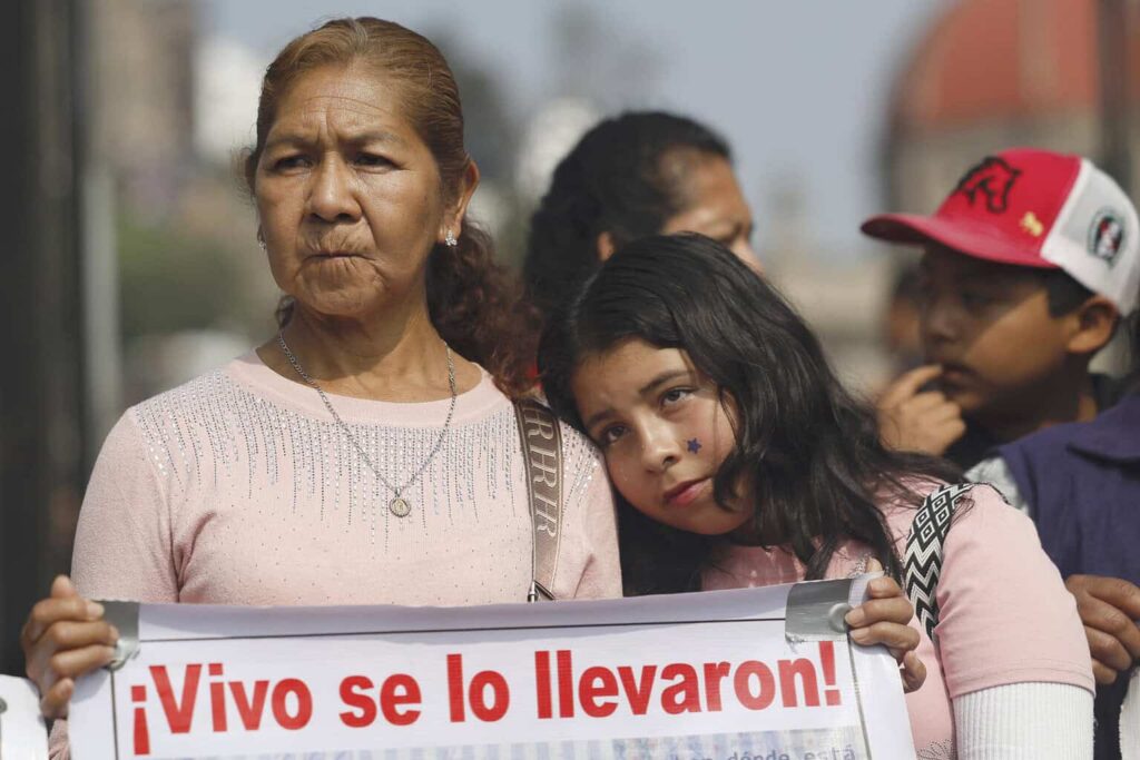 Familias mexicanas de Ayotzinapa encomiendan su lucha a la Virgen, a 11 años sin justicia