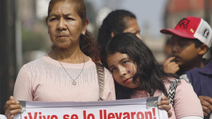 Familias mexicanas de Ayotzinapa encomiendan su lucha a la Virgen, a 11 años sin justicia