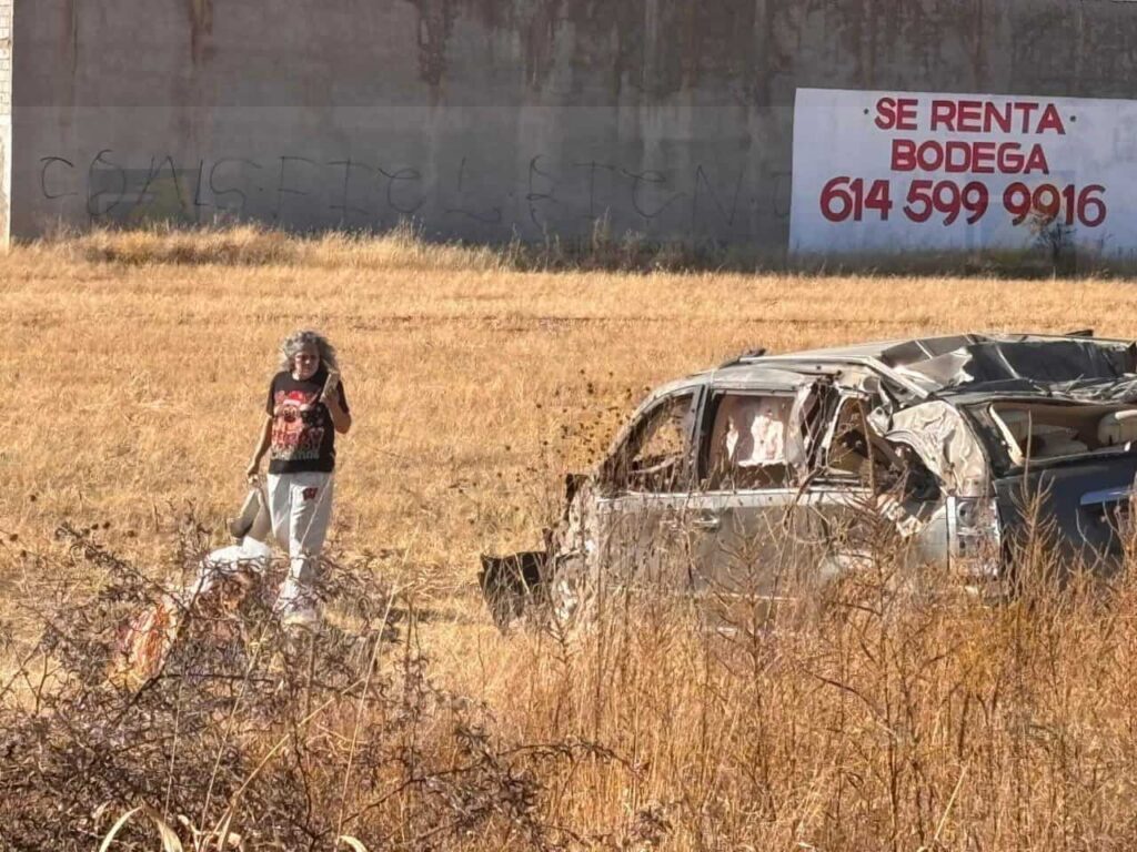 Aparatosa volcadura en carretera a Juárez deja dos mujeres lesionadas