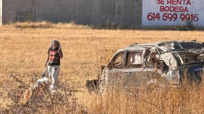 Aparatosa volcadura en carretera a Juárez deja dos mujeres lesionadas