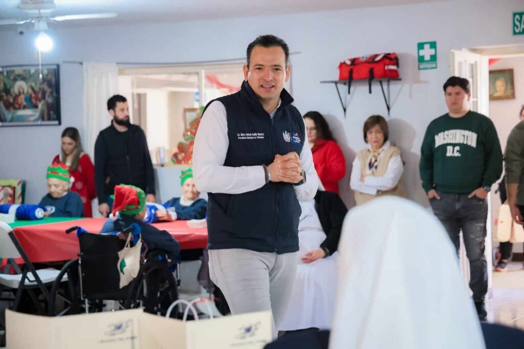 Lleva alcalde Marco Bonilla y presidenta del DIF Municipal cena navideña al asilo Bocado del Pobre