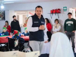 Lleva alcalde Marco Bonilla y presidenta del DIF Municipal cena navideña al asilo Bocado del Pobre