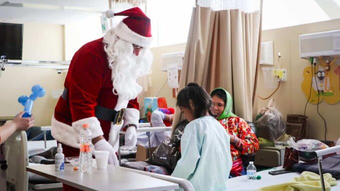 Por quinto año consecutivo, Olson lleva a “Santa” al Hospital Infantil de Chihuahua