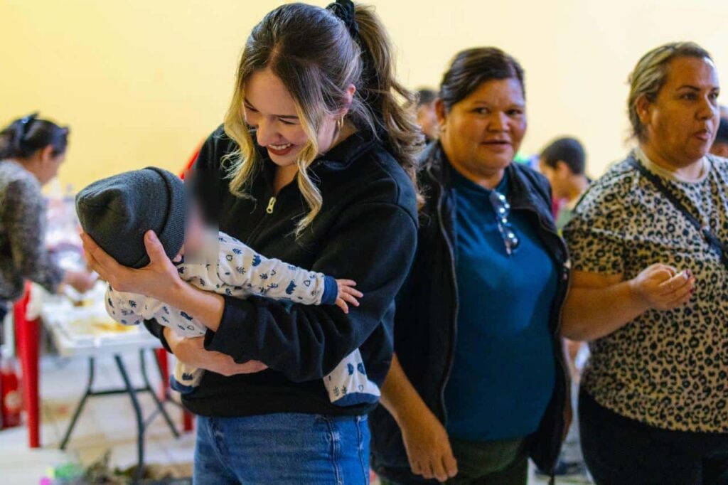 Alma Portillo mantiene agenda social al sur del estado con entrega de apoyos esta Navidad