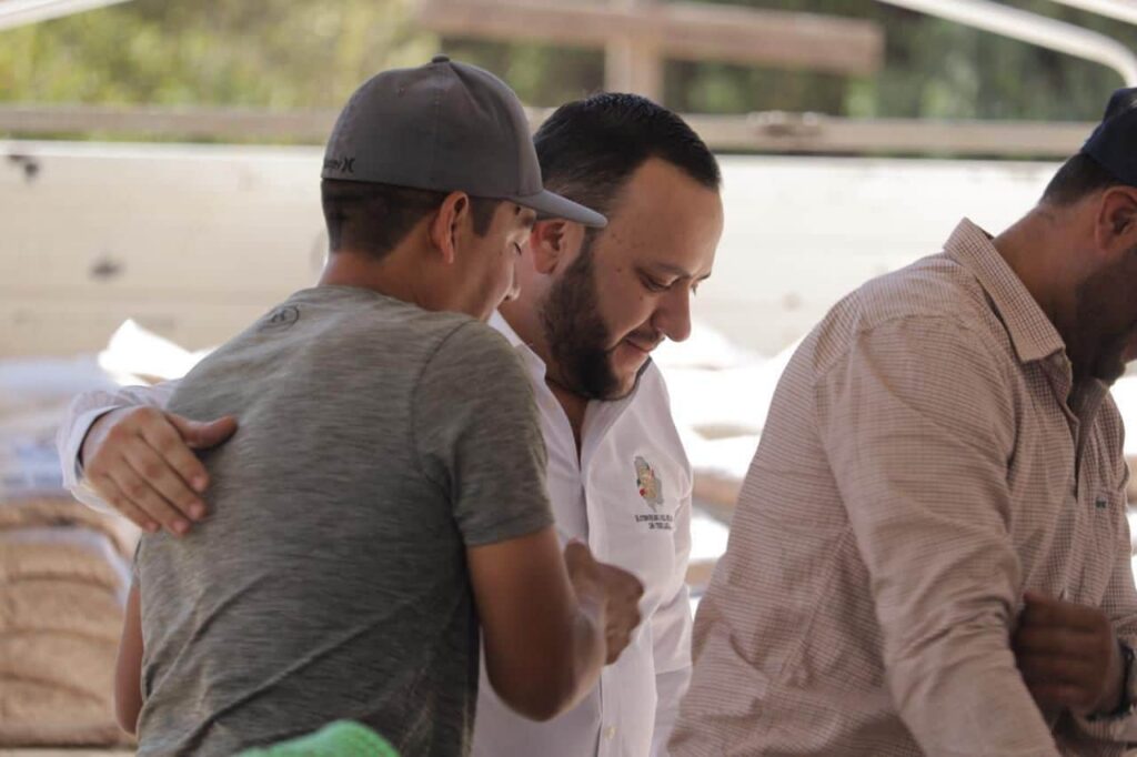 Previo a Navidad, recorre Arturo Medina la sierra; lleva apoyos a familias