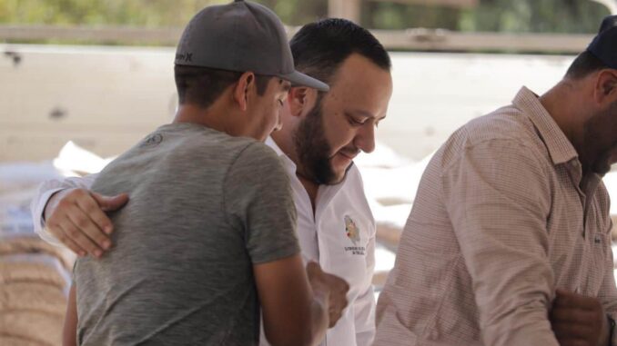 Previo a Navidad, recorre Arturo Medina la sierra; lleva apoyos a familias