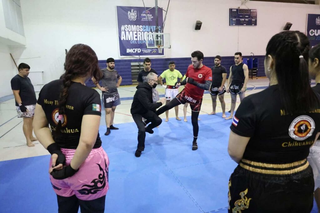 Embajador de Muay Thai imparte seminario a atletas de Chihuahua Capital