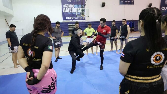 Embajador de Muay Thai imparte seminario a atletas de Chihuahua Capital