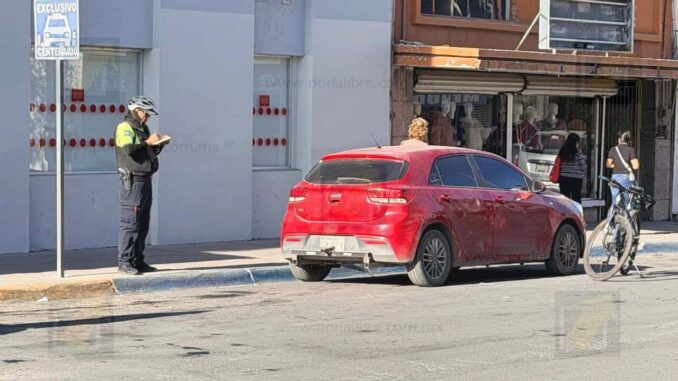 Multan con hasta 5 mil pesos a conductores por estacionarse en línea azul