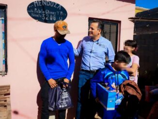 Reparte alcalde Marco Bonilla y presidenta del DIF Municipal cenas navideñas en la colonia Crucero