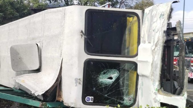 Aparatoso accidente microbús en Canal de Miramontes, CDMX