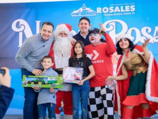 Convive Marco Bonilla con familias de Rosales y comparte el espíritu navideño
