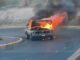 Falla eléctrica provoca incendio y consume pickup en rampa al Periférico de la Juventud