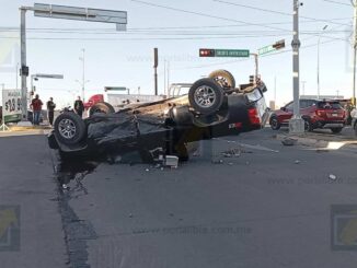 Conductor ebrio provoca fuerte choque y volcadura tras pasarse semáforos en rojo