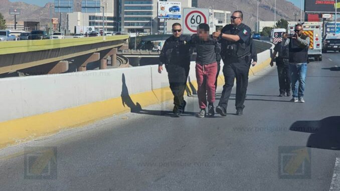 Intenta robar en Cruz Roja, agrede a paramédicos y provoca caos vial en puente