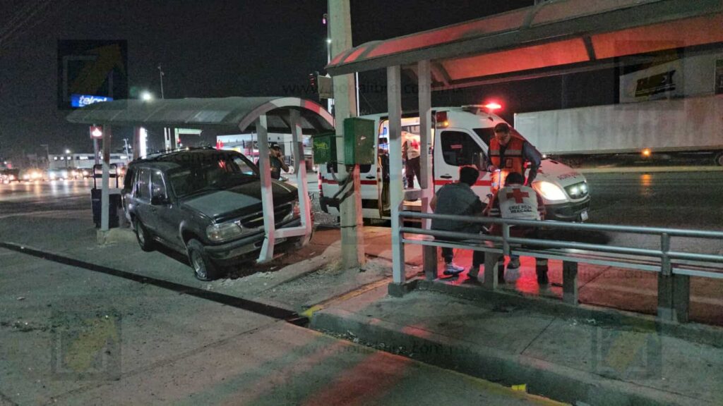 Conductor pierde el control y embiste parada de autobús en avenida Tecnológico