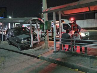 Conductor pierde el control y embiste parada de autobús en avenida Tecnológico
