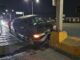 Conductora sale del camino y se impacta contra anuncio vial