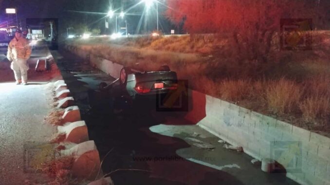 Mujer resulta lesionada tras volcadura en la carretera Aldama