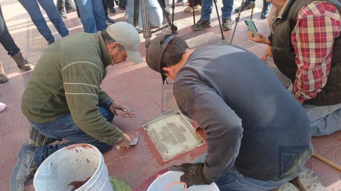 Rinden homenaje en memoria de Marisela Escobedo frente a Palacio de Gobierno