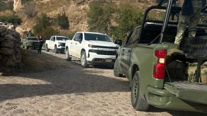 Asegura célula BOII dos vehículos tras reporte de disparos en Nonoava