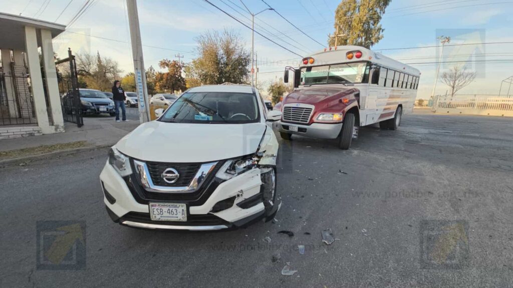 Choca camión de personal contra vehículo en la colonia Industrial