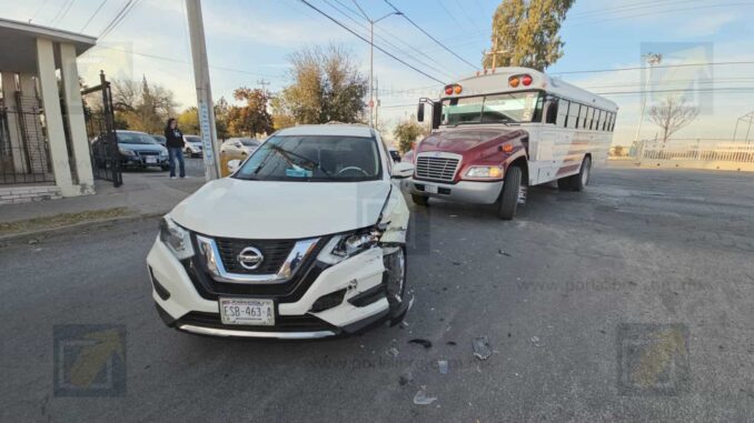 Choca camión de personal contra vehículo en la colonia Industrial
