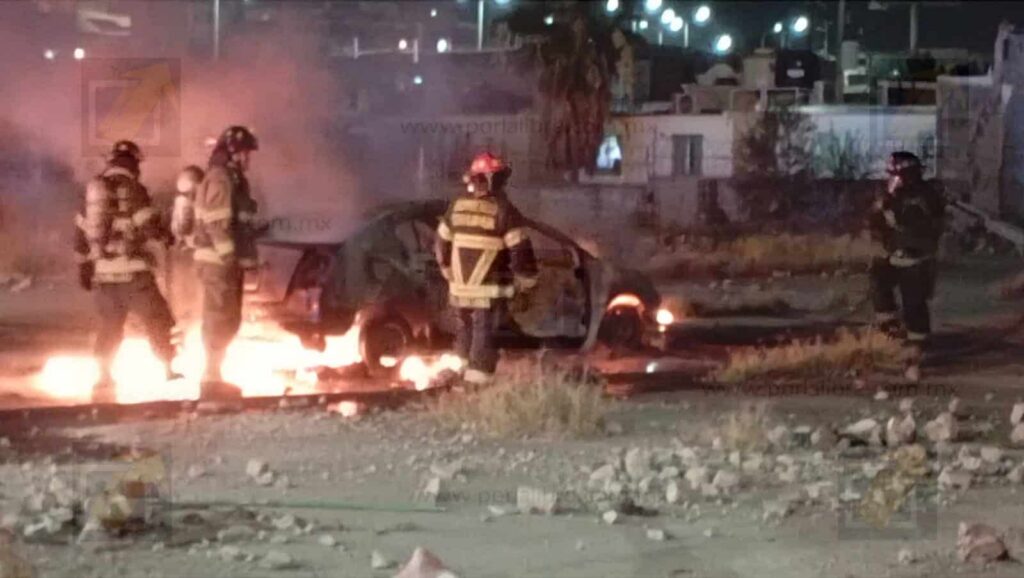 Vehículo se Incendia en la Lateral del Periférico; Autoridades Indagan el Origen