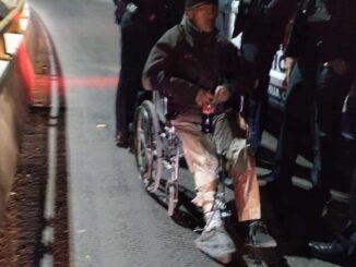 Agente municipal evita tragedia en puente tras rescatar a hombre en silla de ruedas