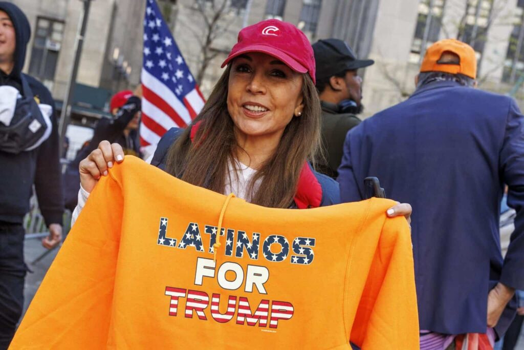 Uno de cada tres votantes latinos que apoyó a Donald Trump se arrepiente de su decisión