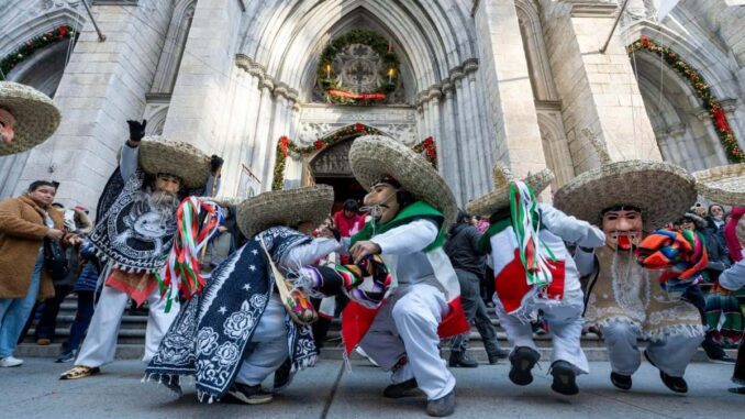 Mexicanos desafían el frío de NY y al ICE para honrar a la Virgen de Guadalupe