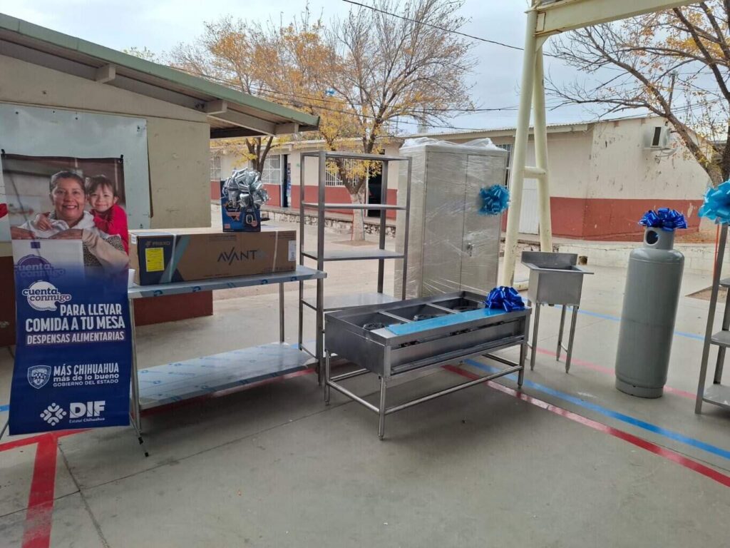 Entrega DIF Estatal equipamiento para siete cocinas y comedores escolares en Cuauhtémoc y Uruachi