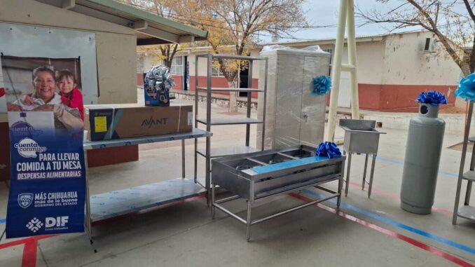 Entrega DIF Estatal equipamiento para siete cocinas y comedores escolares en Cuauhtémoc y Uruachi