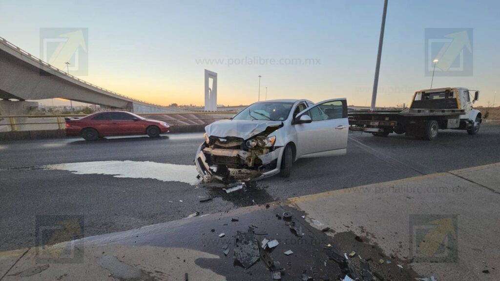 Conductora pierde el control en gaza de la Homero; caos vial