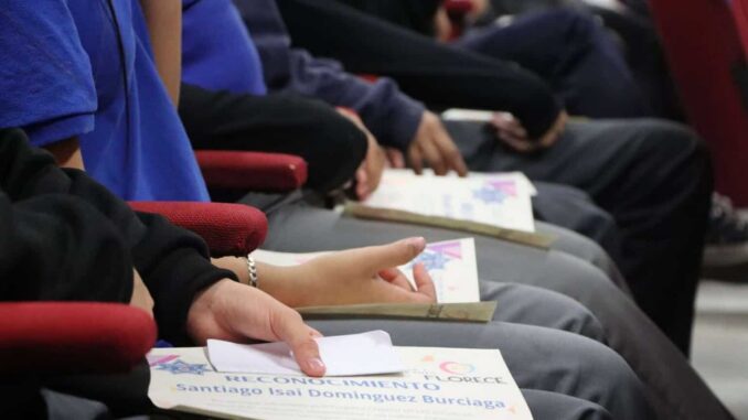 Reconocen a más de dos mil estudiantes que concluyeron programa CEMATH en secundarias de Juárez