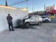 Choque entre dos camionetas termina con fuerte impacto contra una barda comercial