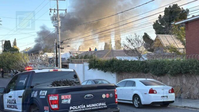 Voraz incendio moviliza a cuerpos de emergencia en la colonia San Felipe