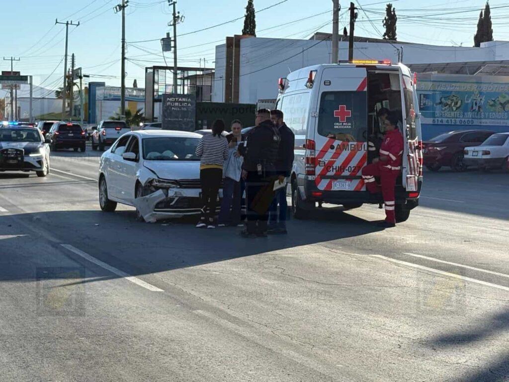 Conductora choca contra vehículo que tenía la preferencia en San Felipe 