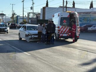 Conductora choca contra vehículo que tenía la preferencia en San Felipe 