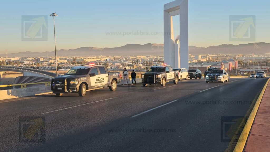 Policías y automovilistas logran persuadir a una joven en puente de la Homero y Juventud