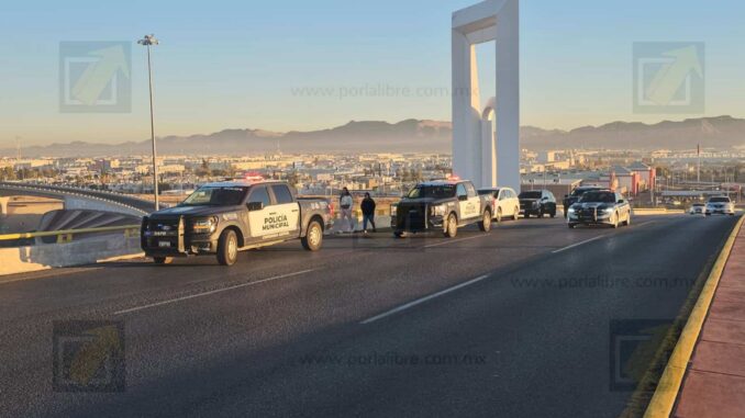 Policías y automovilistas logran persuadir a una joven en puente de la Homero y Juventud