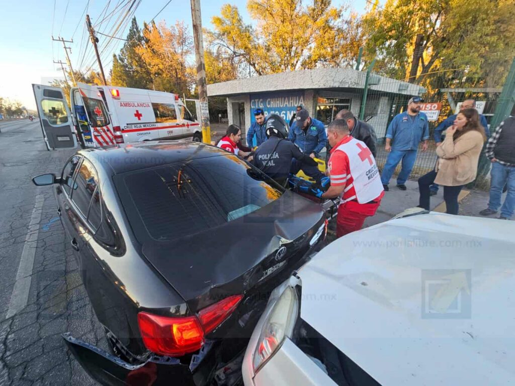 Hombre sufre fractura al quedar prensado entre dos vehículos