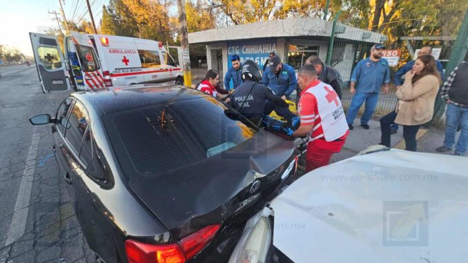 Hombre sufre fractura al quedar prensado entre dos vehículos 