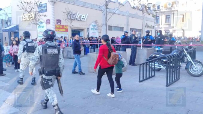 Muere hombre tras desplomarse en pleno Centro