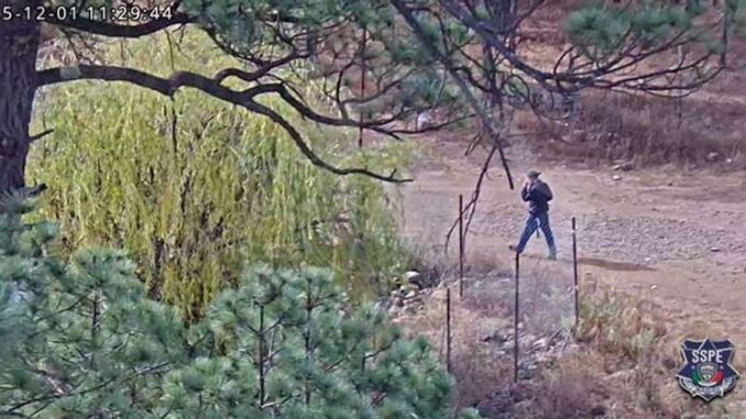 Capturan a sujeto armado en la salida de Guachochi tras dar seguimiento con cámaras de vigilancia