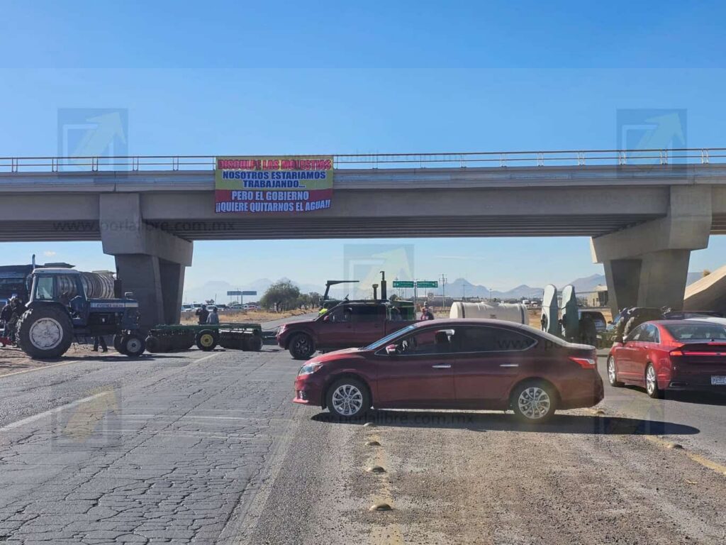 Agricultores de Aldama paralizan carretera en protesta por aprobación a la Ley del Agua