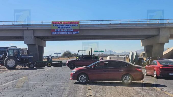 Agricultores de Aldama paralizan carretera en protesta por aprobación a la Ley del Agua